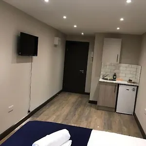Bedfont House Apartment