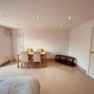 Large Flat B Near Heathrow Apartment