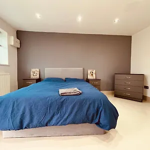 Large And Comfy Flat C Near Heathrow Apartment