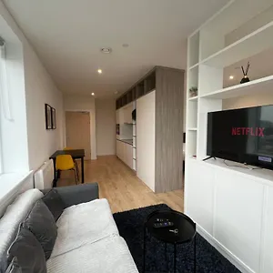 London Heathrow Airport Voyager House Terminal 12345 - Ev Electric And Parking Available Apartment