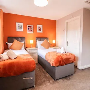 Comfortable 4-bedroom With Free Wifi And Driveway Holiday home